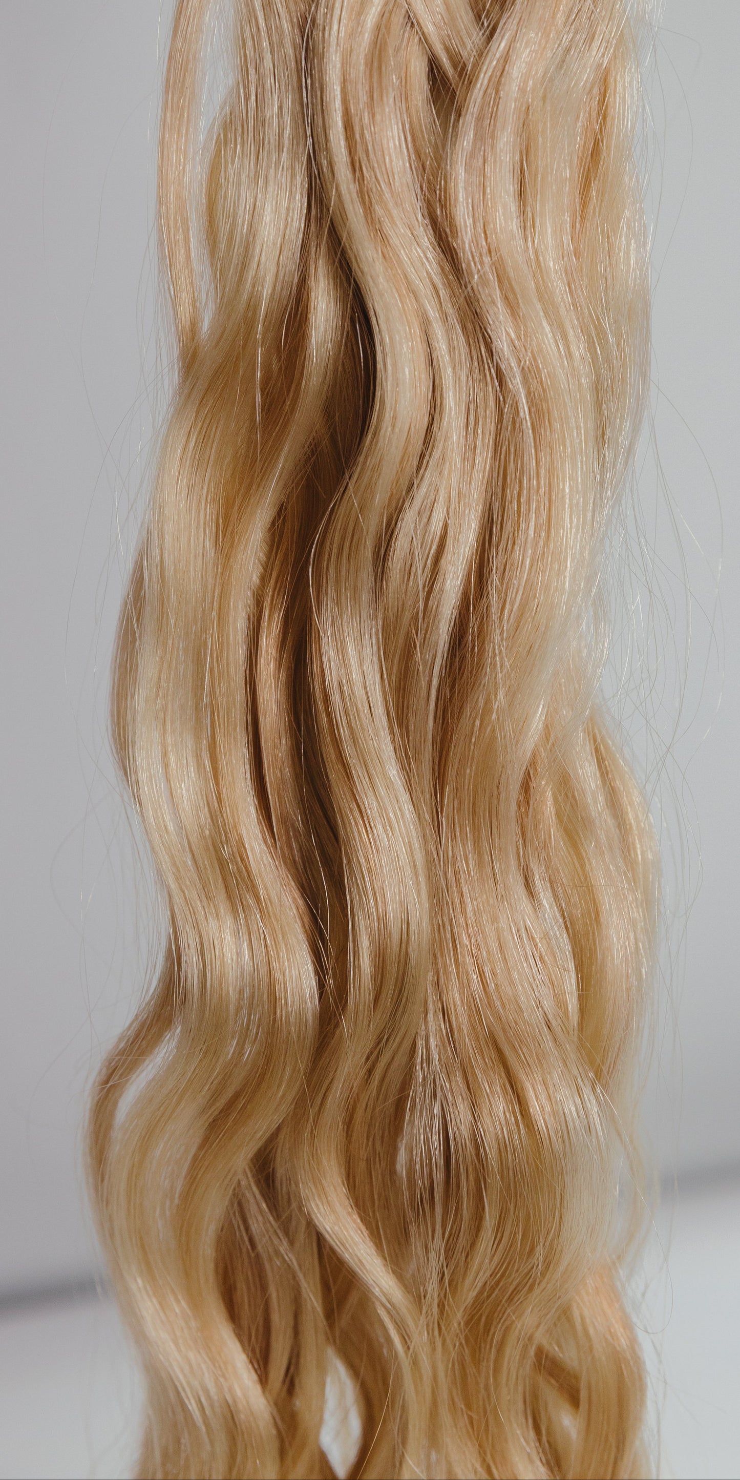 Butterfly Wave Texture Weft 20" 60g - #80/18/46 Summer Blonde